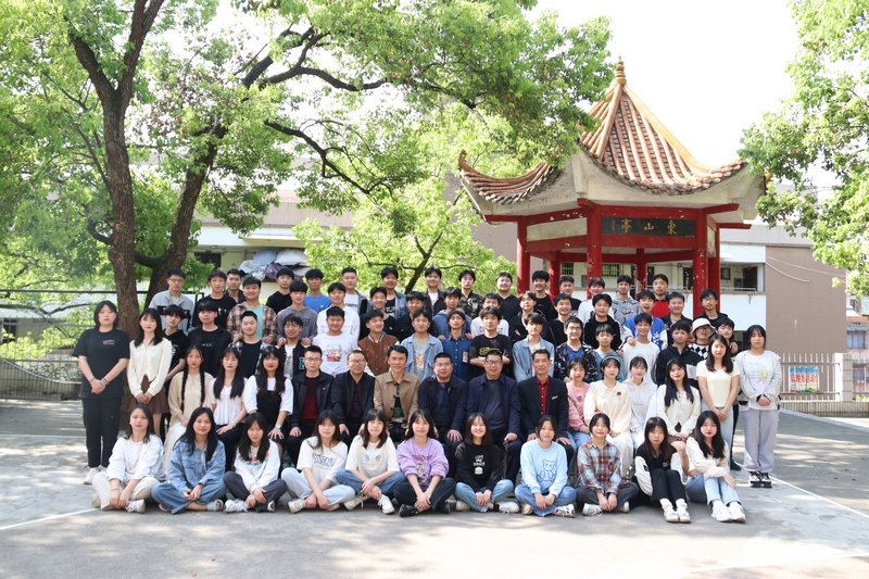 邵陽市華龍中學(xué)高122班畢業(yè)合影 邵陽市華龍中學(xué)高122班畢業(yè)合影